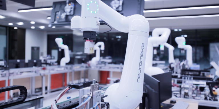 Robotics_Manufacturing_42Q_cs-Thumb