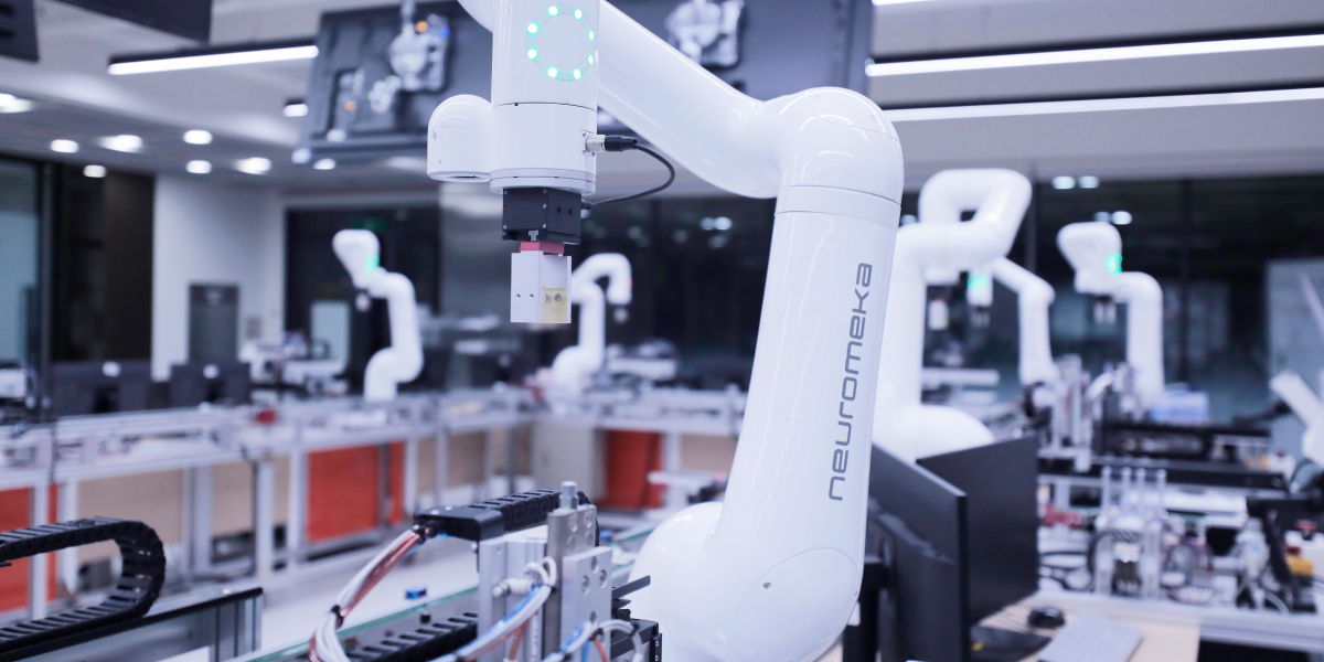 Robotics_Manufacturing_42Q_cs-Thumb
